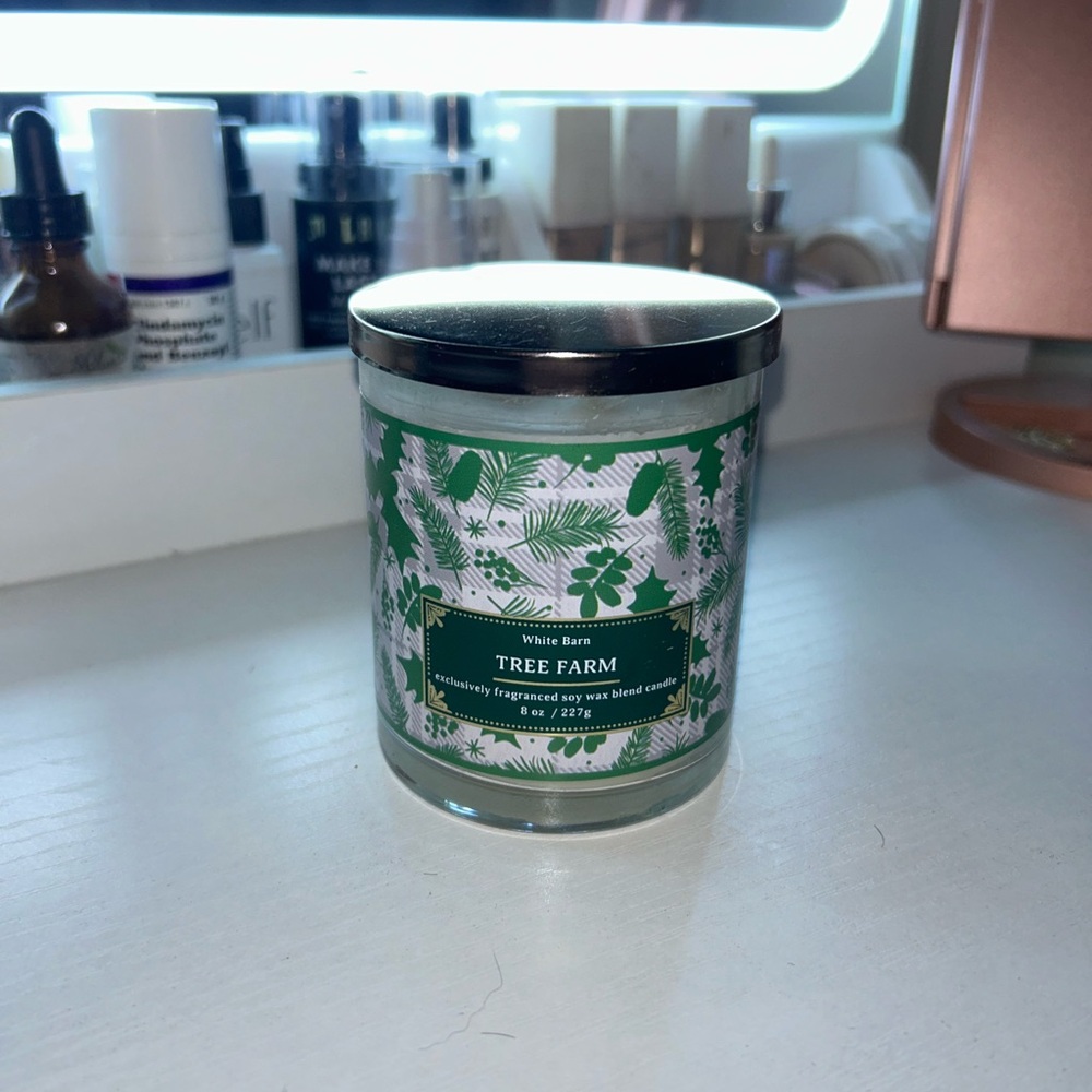 White Barn Tree Farm Candle - Green and White